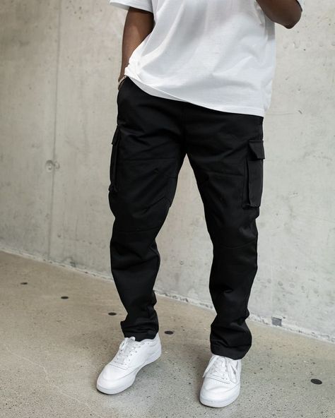 Men’s Black Cargo Pants, Black Cargo Fits Men, Cargos Men Outfit, Men’s Cargos, Buggy Pants Outfits Men, Black Cargos Men, Men’s Cargo Pants Outfit, Black Cargos Outfit, Mens Black Cargo Pants