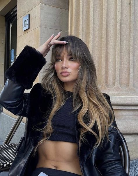 Bangs And Balayage, Rambut Brunette, Black Hair Balayage, Color Rubio, Brunette Hair With Highlights, Gorgeous Hair Color, Balayage Hair Dark, Dark Hair With Highlights, Brunette Balayage Hair