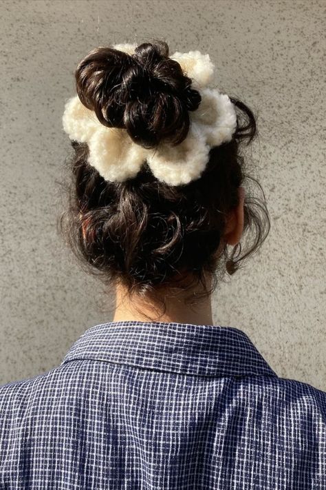 Have you made yourself a flower scrunchie for summer yet? 🌼🌼🌼 Our Petal Power pattern, via @tsubaki__studios @emilysaffron @mad.bright.made @jaeshandmade Flower Crochet Scrunchie, Knitting Accessories Ideas, Knit Hair Accessories, Scrunchie Tutorial, Flower Scrunchie, Treble Crochet, Crochet Backpack Pattern, Cute Hair Accessories, Yarn Necklace