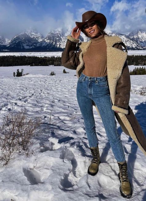 Fall Cabin Outfit, Ski Trip Fashion, Cabin Outfit, Apres Ski Outfits, Winter Style Guide, Colorado Outfits, Snow Outfit, Cowgirl Outfits, Fall Fits