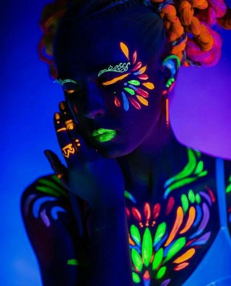 Uv Paint Makeup, Uv Face Paint Ideas, Rave Face Paint, Black Light Makeup, Uv Face Paint, Neon Face Paint, Uv Makeup, Festival Face Paint, Boho Makeup