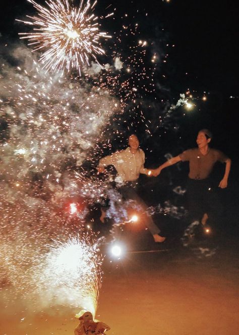 Sparkler Photography, 얼굴 드로잉, Go Off, December 31, Night Aesthetic, Aesthetic Photo, Pretty Pictures, Film Photography, Fireworks