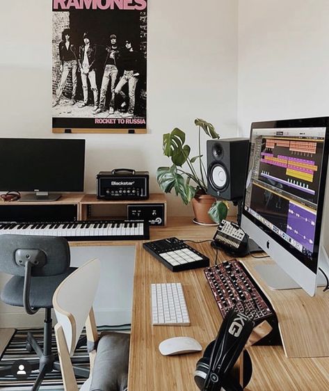 Home Studio Desk, Home Recording Studio Setup, Music Bedroom, Recording Studio Setup, Home Studio Ideas, Home Music Rooms, Music Studios, Recording Studio Design, Recording Studio Home