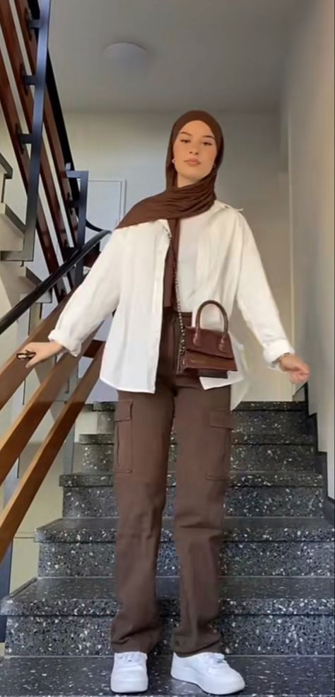 Elegant Outfits Hijab, Cargo Modest Outfits, Hijab Outfit College, Cargo Hijab Outfit, Brown Outfit Ideas Hijab, Back To School Hijab Outfits, College Outfits For Hijabis, Simple Hijabi Outfits, Outfit Ideas Muslim Girl