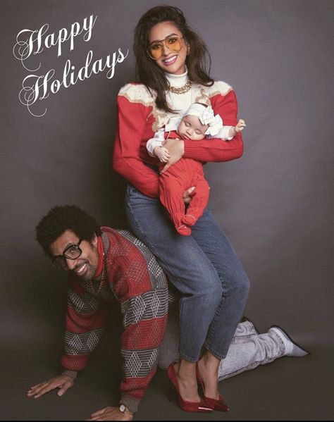 Funny Awkward Photos, Awkward Family Photos Christmas, Funny Family Christmas Pictures, Funny Couple Photos, Awkward Family Portraits, Funny Photoshoot Ideas, Jcpenney Portraits, Funny Christmas Photos, 80s Christmas