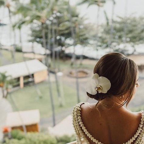 Florist + Lei Maker on Instagram: "We love a bridal lei 🤍 We REALLY love a statement bridal lei! This cascading white crown was a special request by the bride @digginginheels 📸 @coreymccarley.photography #konawedding #konaweddingflorist #konaweddingflowers #bigislandwedding #bigislandweddingflorist #bigislandweddingflowers #hawaiiwedding #hawaiiweddinglei #hawaiiweddingflorist #weddinglei" Pikake Lei Wedding, Wedding Lei, Wedding Halo, Big Island Wedding, Hair Decorations, Walking Down The Aisle, Lei, Hawaii Wedding, Big Island