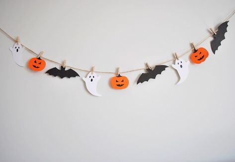 Diy Halloween Garland For Kids, Halloween Girlande Diy, Make Your Own Halloween Decorations, Diy Halloween Decorations Cute, Crafty Halloween Decor, Diy Paper Halloween Decorations, Things To Make For Halloween, Homemade Halloween Decorations Indoor, Halloween Diy Garland