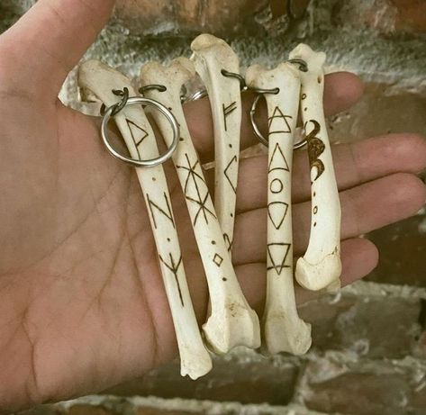 Pagan Crafts, Taxidermy Art, Bone Crafts, Vulture Culture, Witch Diy, Bone Art, Witchy Crafts, Bone Jewelry, Animal Bones