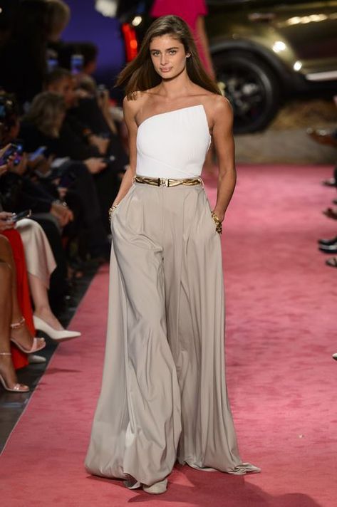 style inspiration + fashion + runway + Brandon Maxwell | Julie de la Playa spring fashion trends, high waisted pants, summer top Outfit Essentials, Outfit Chic, Brandon Maxwell, Pants Summer, Fashion Runway, Outfit Trends, Inspiration Fashion, Spring Fashion Trends, Mode Inspo