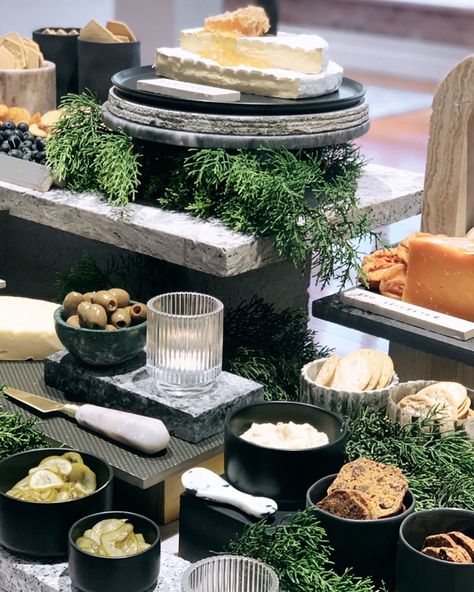 Modern Charcuterie Board Ideas, Corporate Grazing Table, Modern Catering Display, Modern Grazing Table, Modern Charcuterie Board, Buffet Table Set Up, Catering Table Decor, Buffet Table Ideas, Charcuterie Business