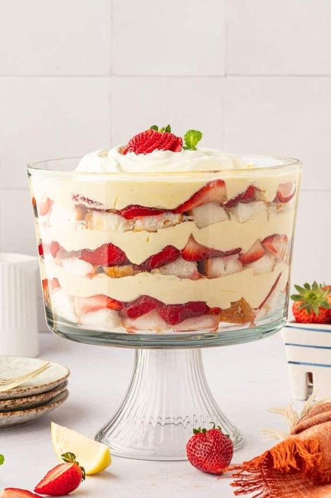 This strawberry trifle has cubed angel food cake, sweet strawberries, and a creamy vanilla pudding filling, making it a crowd-pleasing treat. Strawberry Triffle, Angel Food Trifle, Angel Food Cake Trifle, Bathtub Gin, Strawberry Trifle, Strawberry Pudding, Berry Trifle, Homemade Custard, Cake Homemade