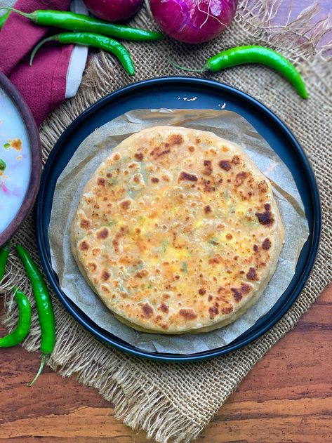 Aloo Ka Paratha, Stuffed Paratha, Aloo Paratha, Lime Pickles, Indian Flat Bread, Flat Pan, Paratha Recipe, Roti Recipe, Flat Breads