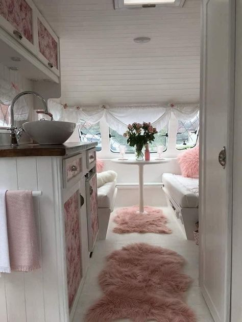 Rv Flip, Shabby Chic Caravan, Shabby Chic Campers, Rv Vintage, Vintage Trailer Interior, Tiny Mobile House, Camper Remodeling, Rv Interior Remodel, Caravan Decor