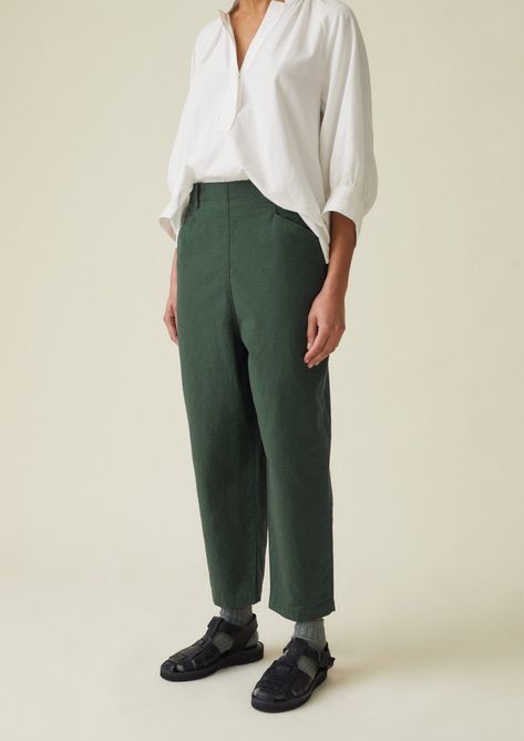 Bottle Green Pants Outfit, Green Pants Outfit Fall, Keen Outfit, Forest Green Outfit, Green Trousers Outfit, Graduation Fits, June Fashion, Gingham Trousers, French Vibes