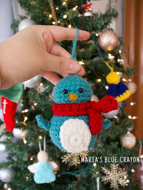 Free crochet penguin ornament pattern. This adorable little penguin stands 4" tall and has a snuggly scarf to keep him warm! Crochet Penguin Amigurumi, Crochet Penguin Pattern, Nature Crochet, Penguin Amigurumi, Penguin Christmas Ornaments, Ornament Crochet, Crochet Christmas Ornaments Free, Blue Crayon, Crochet Penguin