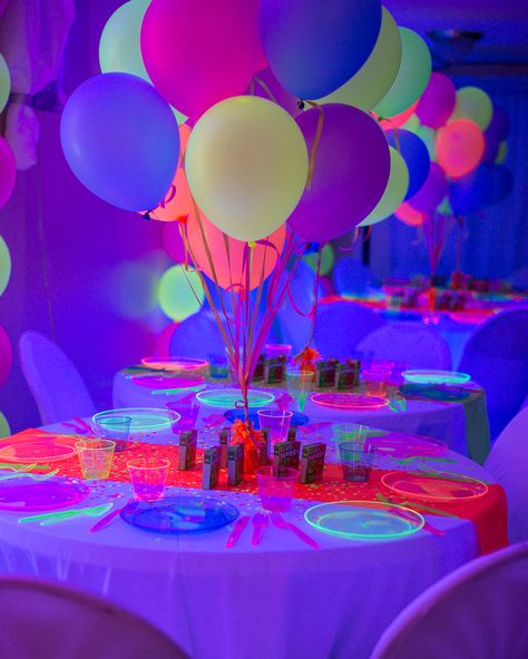 Neon Glow Birthday Party Ideas, Sweet 16 Party Ideas Neon Theme, Glow Party Pictures, Neon Party Food Table, Glow Party Desserts, Let’s Glow Crazy Party, Neon Birthday Activities, Neon Party Snacks, Glow In The Dark Table Decorations