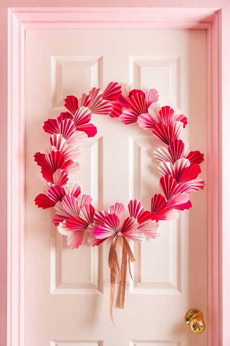 Cheap Diy Valentines Decor, Paper Heart Wreath, Valentine Wreath Diy, Diy Valentine's Day Decorations, Wreath Project, Diy Valentines Decorations, Paper Wreath, Diy Valentines Crafts, Valentine Ideas