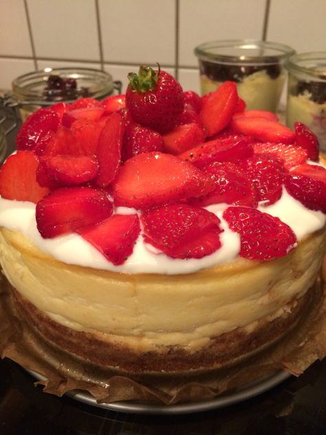 Strawberry Cheesecake Pastry Recipe, Strawberry Cheesecake, Pastry Recipes, Chow Chow, Cheesecake, Alcoholic Drinks, Pastry, Yummy Food, Drinks