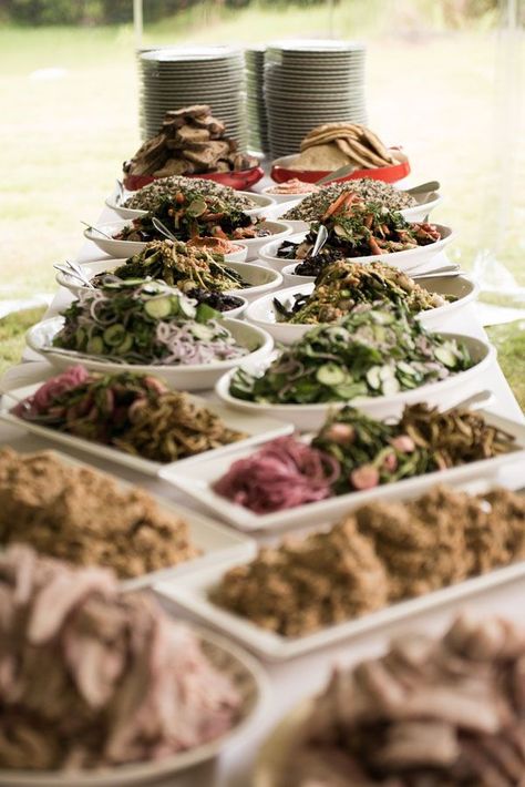 21 Gorgeous Ideas for a Chic Farm to Table Wedding Farm To Table Wedding, Wedding Buffet Table, Wedding Food Table, Wedding Buffet Food, Wedding Food Stations, Buffet Table Decor, Simple Table Settings, Reception Food, Wedding Reception Food