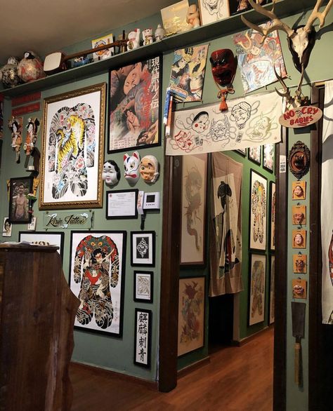 Japanese Tattoo Studio Interior, Tattoo Shop Lobby Ideas, Tattoo Shop Bathroom Ideas, Tattoo Shop Astethic, Tattoo Shop Gallery Wall, Tattoo Shop Bathroom, Cute Tattoo Studio, Gallery Wall Tattoo, Tattoo Salon Design