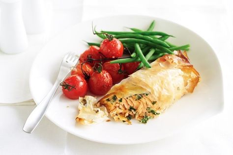 Anything encased in pastry is going to taste amazing - this herby succulent salmon is no exception. Filo Parcels, Roasted Tomato Recipes, Roast Tomatoes, Pastry Pizza, Greek Spinach Pie, Tomatoes Recipe, Filo Pastry, Healthy Salmon, Healthiest Seafood