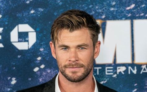 Best Widow’s Peak Hairstyles For Men: Get Cool Widow's Peak Haircuts For Guys #menshairstyles #menshair #menshaircuts #menshaircutideas #menshairstyletrends #mensfashion #mensstyle #fade #undercut #barbershop #barber Chris Hemsworth Hairstyle, Chris Hemsworth Hair, Widows Peak Hairstyles, Avengers Black Widow, Beyonce Hair, Curly Hair Fade, Will Poulter, Widow's Peak, Long Hair On Top