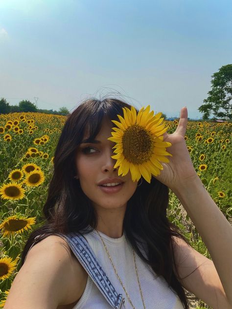 #posesforwomen #poses #sunset #sunflower Poses With Sunflower, Sunflower Photoshoot Poses, Sunflower Pics Photo Ideas, Sunflower Patch Photoshoot, Sunflower Field Aesthetic, Sunset Sunflower, Sunflower Field Pictures, Sunflower Photoshoot, Sunflower Patch