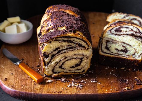 Chocolate-cinnamon babka Yom Kippur Desserts, Yom Kippur Recipes, Cinnamon Babka, Rosh Hashanah Recipes, Babka Recipe, Yeast Dough, Chocolate Babka, Best Italian Recipes, Yom Kippur