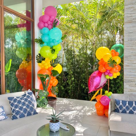 Bright Pool Party, Hawaii Balloon Garland, Luau Balloon Centerpieces, Hawaiian Party Balloons, Luau Party Balloons, Tropical Pool Party Decor, Luau Balloon Garland, Hawaiian Balloon Garland, 60th Birthday Ideas For Mom Party