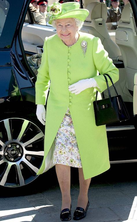 Lime Green Outfit, Lime Green Outfits, Pale Pink Coat, Queen Hat, Rainha Elizabeth Ii, Principe William, Queen E, Queen Outfit, Metallic Jacket