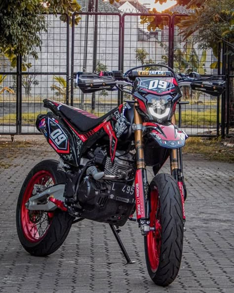 Supermoto 125, Motor Crf, Motard Bikes, Cardi B Funny Face, Custom Dirt Bike, Ktm Dirt Bikes, Cafe Racer Design, Cool Dirt Bikes, Ducati Hypermotard