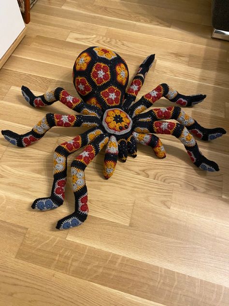 #tarantula #spinne #spider #crochet #häkeln Millipede Crochet, African Flower Tarantula Crochet, Tarantula Crochet Pattern Free, Crochet Tarantula, Flower Amigurumi, Spider Crochet, Amigurumi Inspiration, African Flowers, Diy Crochet Projects