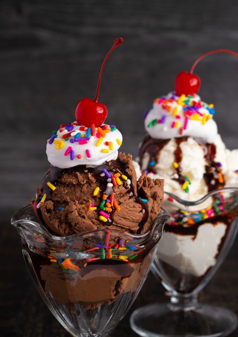 The history behind the classic American ice cream treats milkshakes, banana splits and ice cream sundaes. American Milkshake, Banana Split Sundae, American Ice Cream, Banana Splits Sundae, Banana Split Ice Cream, Banana Splits, Ice Cream Sundaes, Ice Cream Treats, Shaved Ice