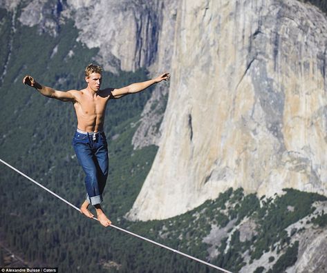 Focused: The stunt was part of the dangerous craze of high-lining - tightrope walking at some of the world's most terrifying locations Best Workout Music, Social Justice Warrior, Yosemite Park, Music Motivation, Workout Music, Top Funny, Extreme Sports, Trending Memes, Fun Workouts