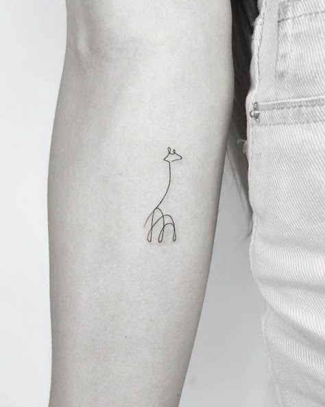 Hand In Hand Tattoo Ideas, One Line Animals Tattoo, Giraffe Finger Tattoo, One Line Giraffe Tattoo, Single Line Giraffe Tattoo, Dainty Giraffe Tattoo, One Line Small Tattoo, Giraffe Line Tattoo, Fineline Giraffe Tattoo