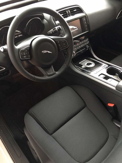 Jaguar #XE #Lenkrad #steeringwheel Jaguar Auto, Jaguar Cars, Jaguar Xe, Cool Car Pictures, Jaguar Car, My Dream Car, Dream House Decor, Dream Car, Audi A4