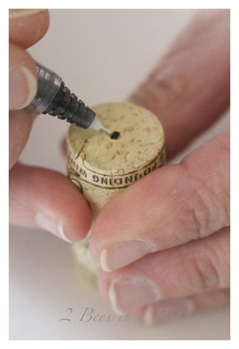 DIY Wine Bottle Stopper - 2 Bees in a Pod Wine Stopper Diy, Wine Corker, Wine Cork Board, Diy Wine Bottle, Wine Bottle Wall, Wine Cork Projects, Wine Bottle Corks, Homemade Wine, Cork Diy