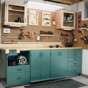 U Bild - Woodworking Project Paper Plan to Build Space-Saver Workbench Kitchen Cabinet Workbench, Tool Wall Organization, Workbench Organization, Workbench Plan, Workbench Ideas, Project Paper, Garage Workshop Organization, Garage Studio, Magazine Shop