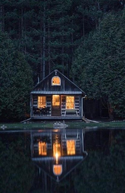 Camping Pictures, Ecological House, Little Cabin In The Woods, Cabin Aesthetic, Horror Vintage, Cozy Cabins, Lakeside Cabin, Forest Cabin, Beautiful Cabins