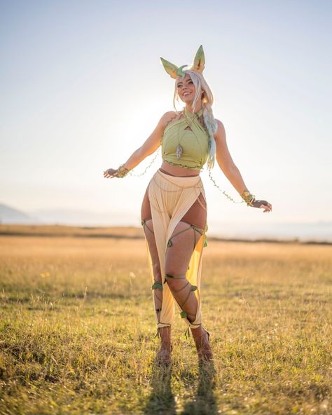 Pokemon Cosplay Ideas, Leafeon Human, Eeveelutions Cosplay, Leafeon Costume, Pokemon Cosplay Female, Leafeon Cosplay, Eeveelution Cosplay, Eevee Cosplay, Anime Makeup Ideas