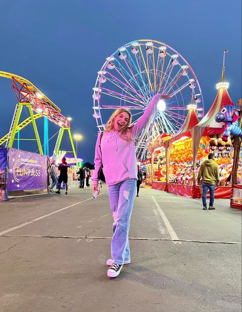 fun summer carnival 🎡 Funfair Photoshoot, Funfair Outfit Ideas, Funfair Aesthetic, Carnival Photo Shoots, Amusement Park Outfit, Best Cousin, Fair Outfits, Fun Fair, Beach Shoot