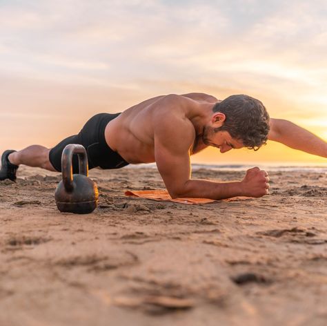 muscular hispanic man doing plank on the beach at sunrise Muscles Exercises, Full Body Dumbbell, Full Body Dumbbell Workout, Best Core Workouts, Beach Workout, Core Strengthening Exercises, Suspension Trainer, Core Exercise, Beach Workouts