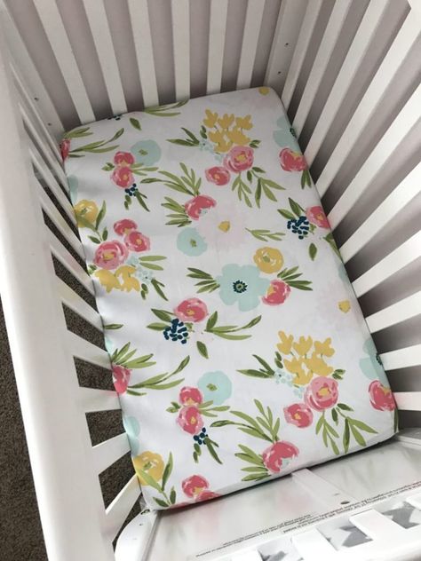 Lilly Nursery, Diy Crib Bedding, Crib Sheet Pattern, Crib Sheet Tutorial, Baby Nest Pattern, Sewing Blankets, Mini Crib Bedding, Baby Surprise, Diy Crib