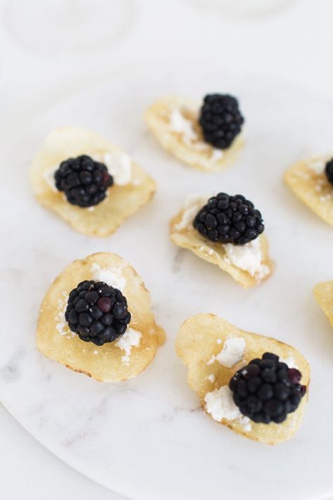 5 Minute hors d'oeuvres with potato chips | sugarandcloth.com Chip Appetizers, Potato Chips Recipes, Chips Recipes, Cheese Crostini, Potato Chip Recipes, Goat Cheese Crostini, Candy Cakes, Catering Ideas, Cooking For A Crowd