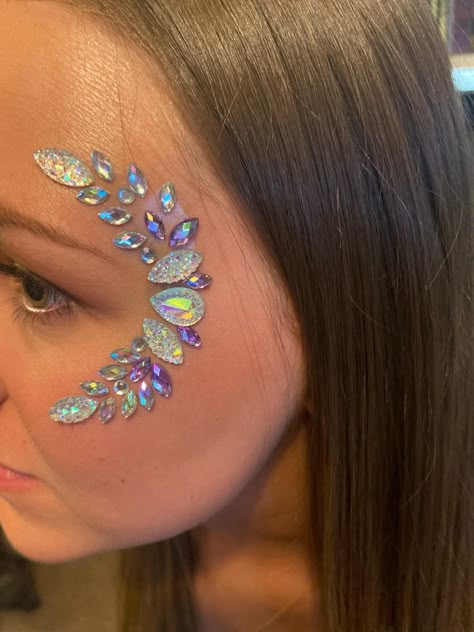 Face Gilliter, Glitter Face Art, Stand Glitter, Face Glitter Ideas Festival, Glitter Bar Ideas, Face Glitter, Glitter Bar, Masquerade Mask Makeup, Glitter Face Makeup