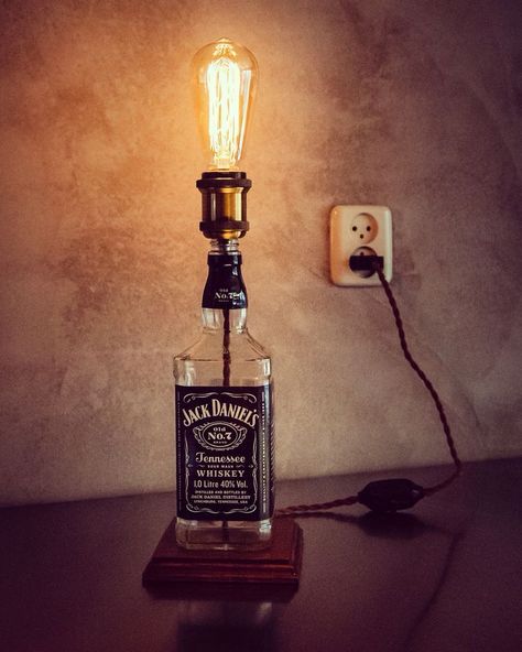 Zelf lamp maken; diy tips en inspiratie om zelf een lamp te maken. Maak van een whiskeyfles een lamp Man Cave Lighting Ideas, Jack Daniels Lampe, Whiskey Bottle Crafts, Jack Daniels Lamp, Diy Man Cave, Cave Lighting, Diy Bottle Lamp, Glass Bottle Ideas, Man Cave Lighting