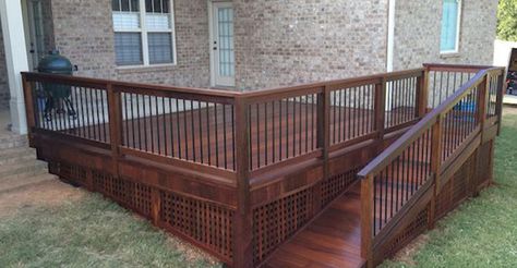 How to Build a Deck Ramp for Wheelchairs Deck With Ramp, Porch With Ramp, Wheelchair Ramp Design, Ramp Ideas, Outdoor Ramp, Wooden Ramp, Accessible House, Ramp Design, Accessible Home