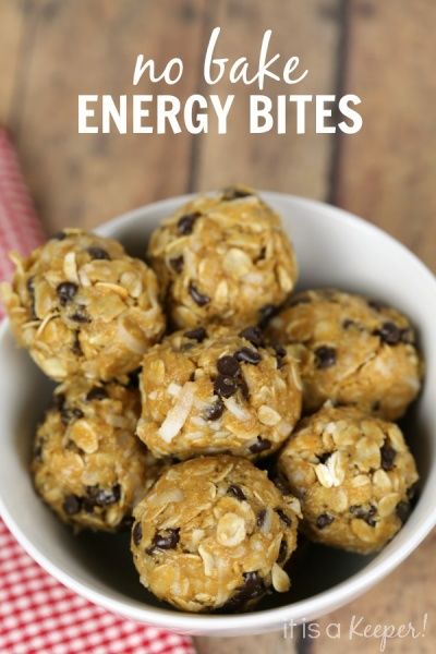 The no bake energy bites are an easy and healthy snack that kids love. Peanut Butter Energy Balls, No Bake Energy, Peanut Butter Energy Bites, Energy Bites Recipes, No Bake Energy Bites, Chocolate Oatmeal Cookies, Energy Ball Recipe, Butter Honey, Chocolate Oatmeal