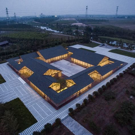 Organic Farmhouse, Chinese Courtyard, Farm Pictures, Timber Buildings, Industrial Architecture, Roof Architecture, Organic Farm, Courtyard House, Chinese Architecture