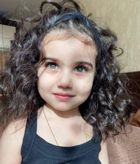 Green Eyed Baby, Curly Hair Baby, Mexican Babies, Blue Eyed Baby, Girl With Green Eyes, Rare Features, Kids Curly Hairstyles, Brown Curly Hair, Black Curly Hair